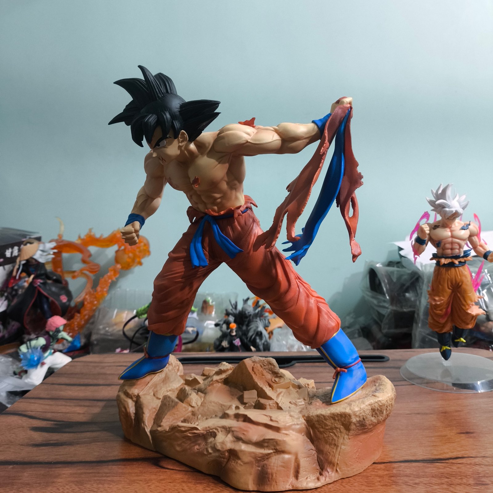 Goku 33cm Action Figure – Battle Scene Statue - Image 4