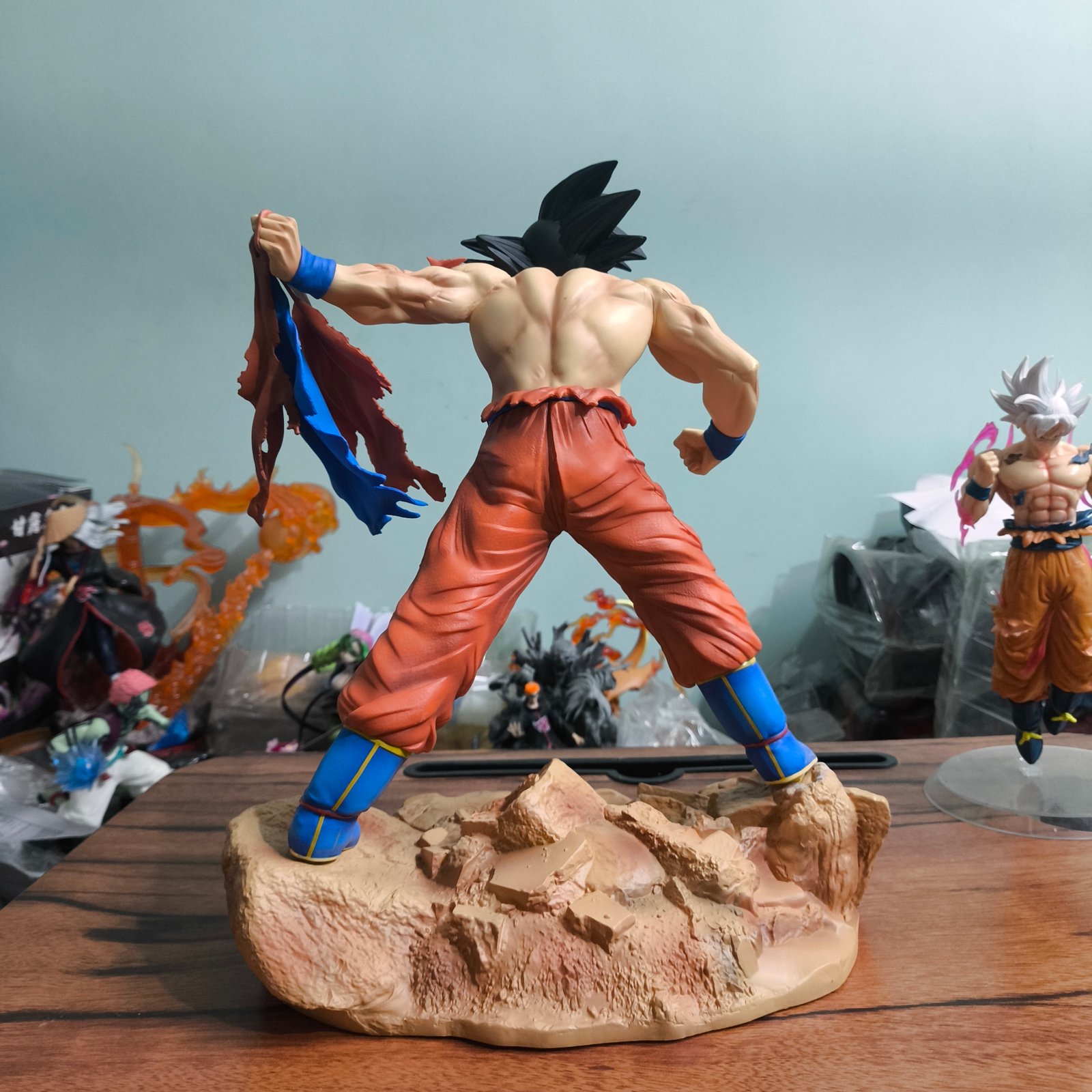 Goku 33cm Action Figure – Battle Scene Statue - Image 8