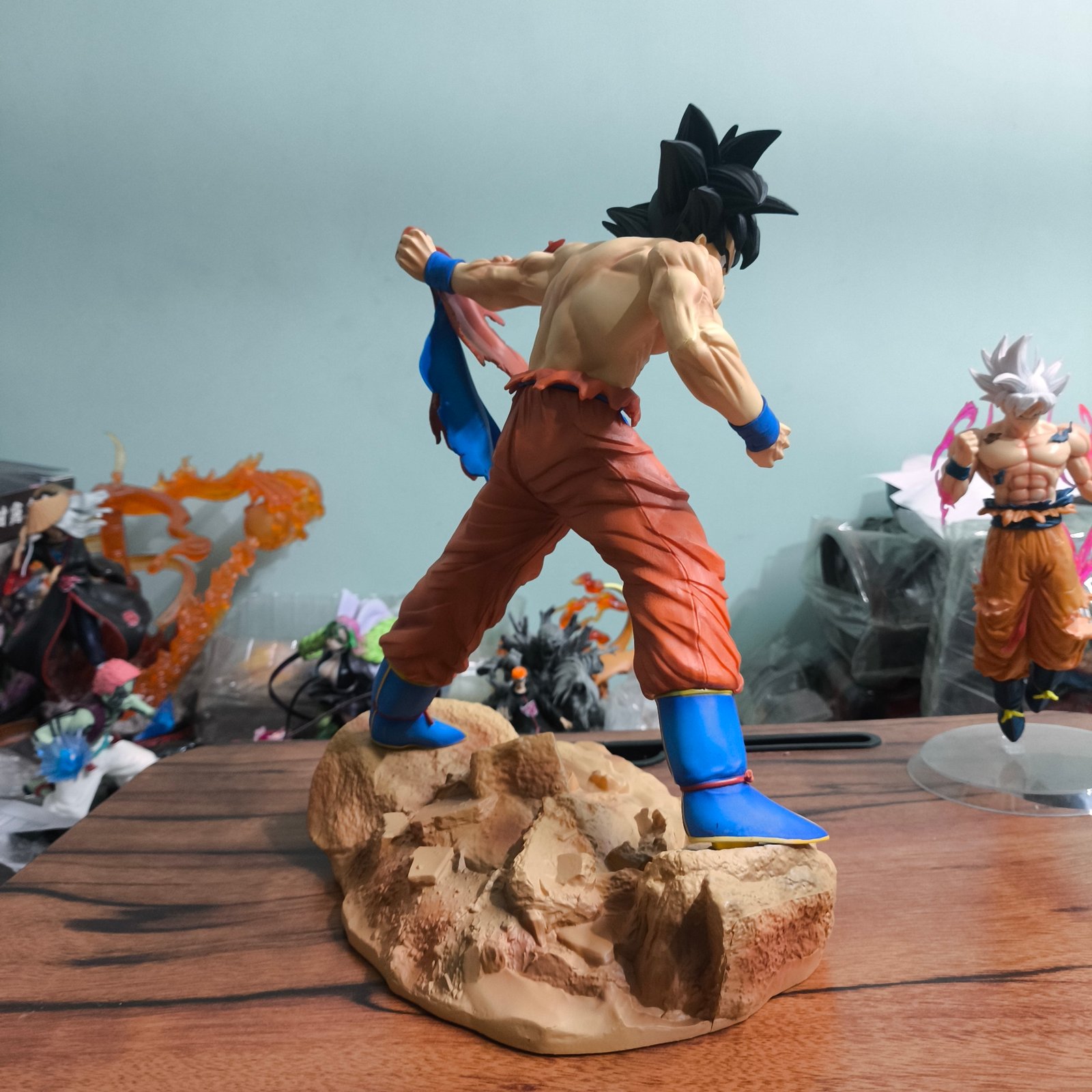 Goku 33cm Action Figure – Battle Scene Statue - Image 7