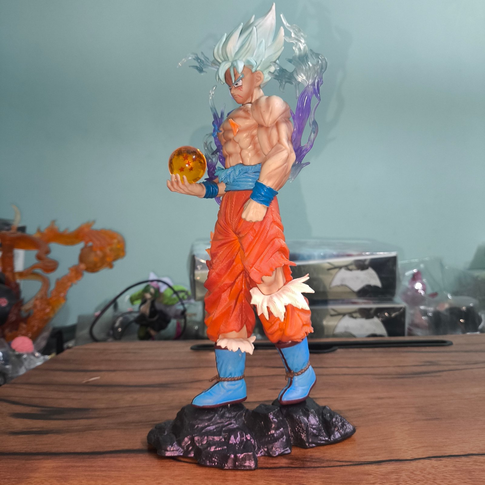 Goku Ultra Instinct Premium 30 cm Collectible – Blue Haired Version - Image 4