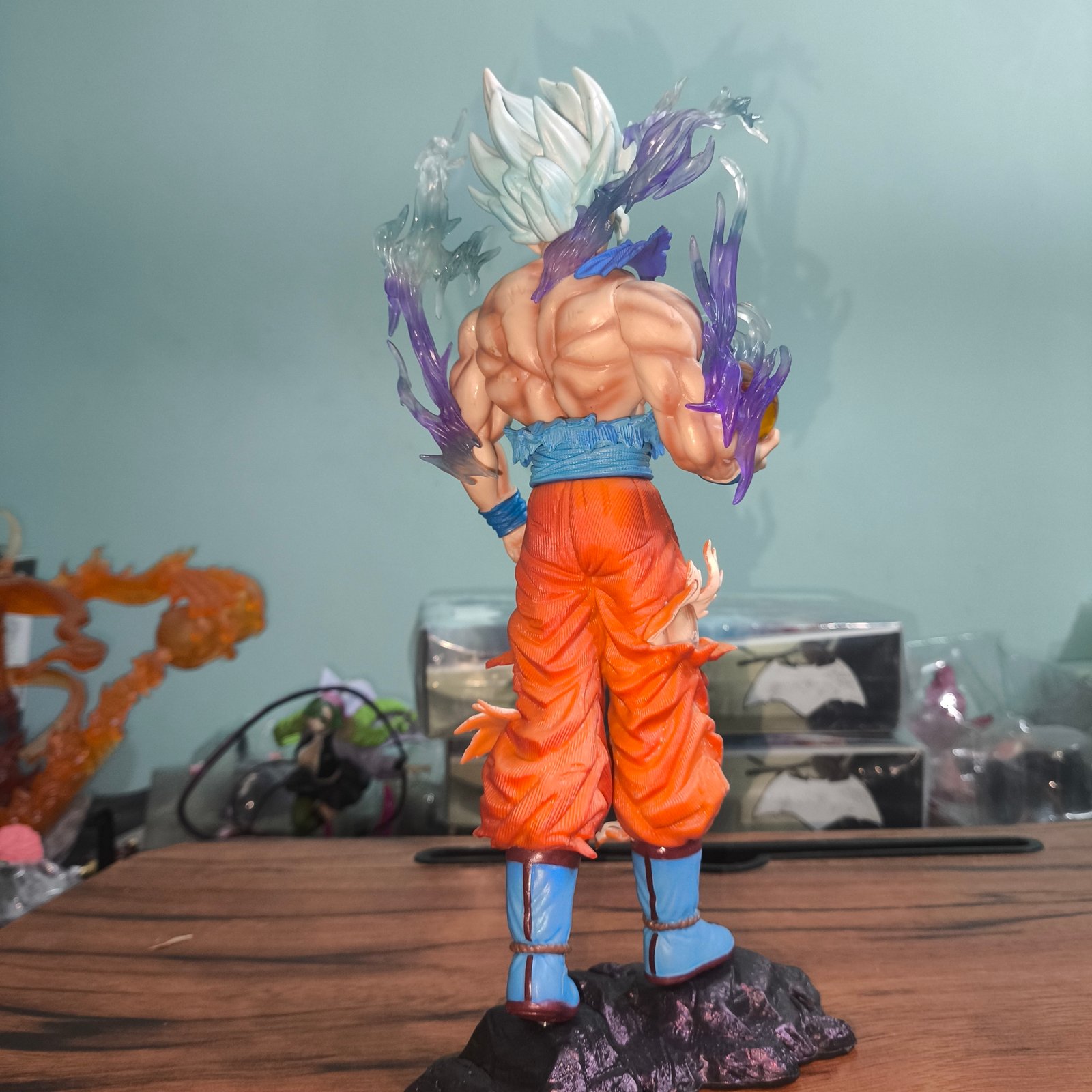 Goku Ultra Instinct Premium 30 cm Collectible – Blue Haired Version - Image 5