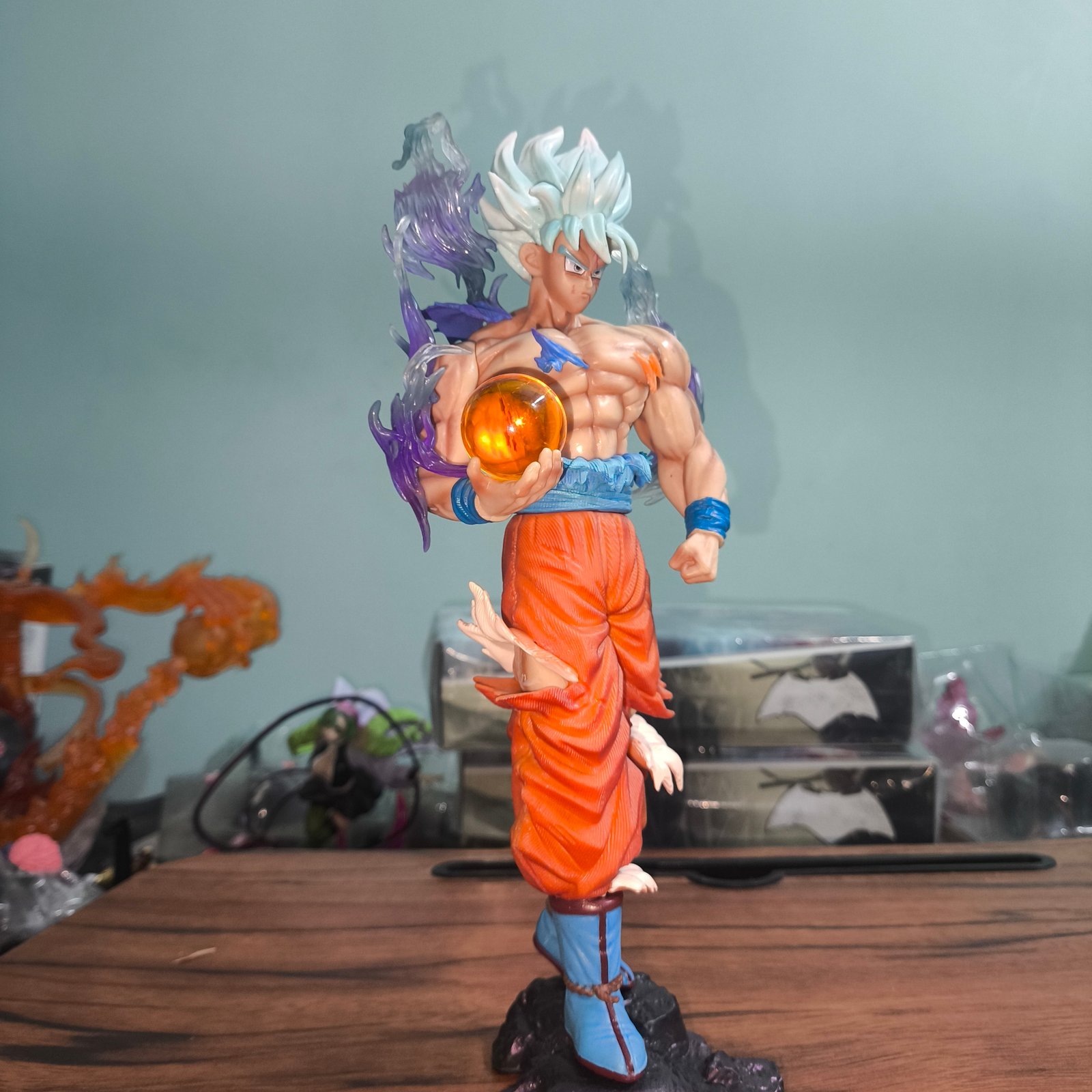 Goku Ultra Instinct Premium 30 cm Collectible – Blue Haired Version - Image 6