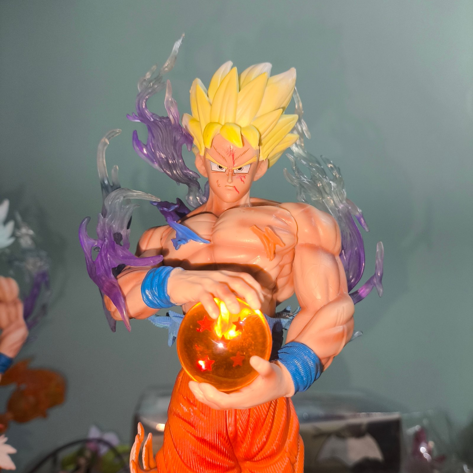 Goku Ultra Instinct Premium 30 cm Collectible – Yellow Haired Version - Image 2