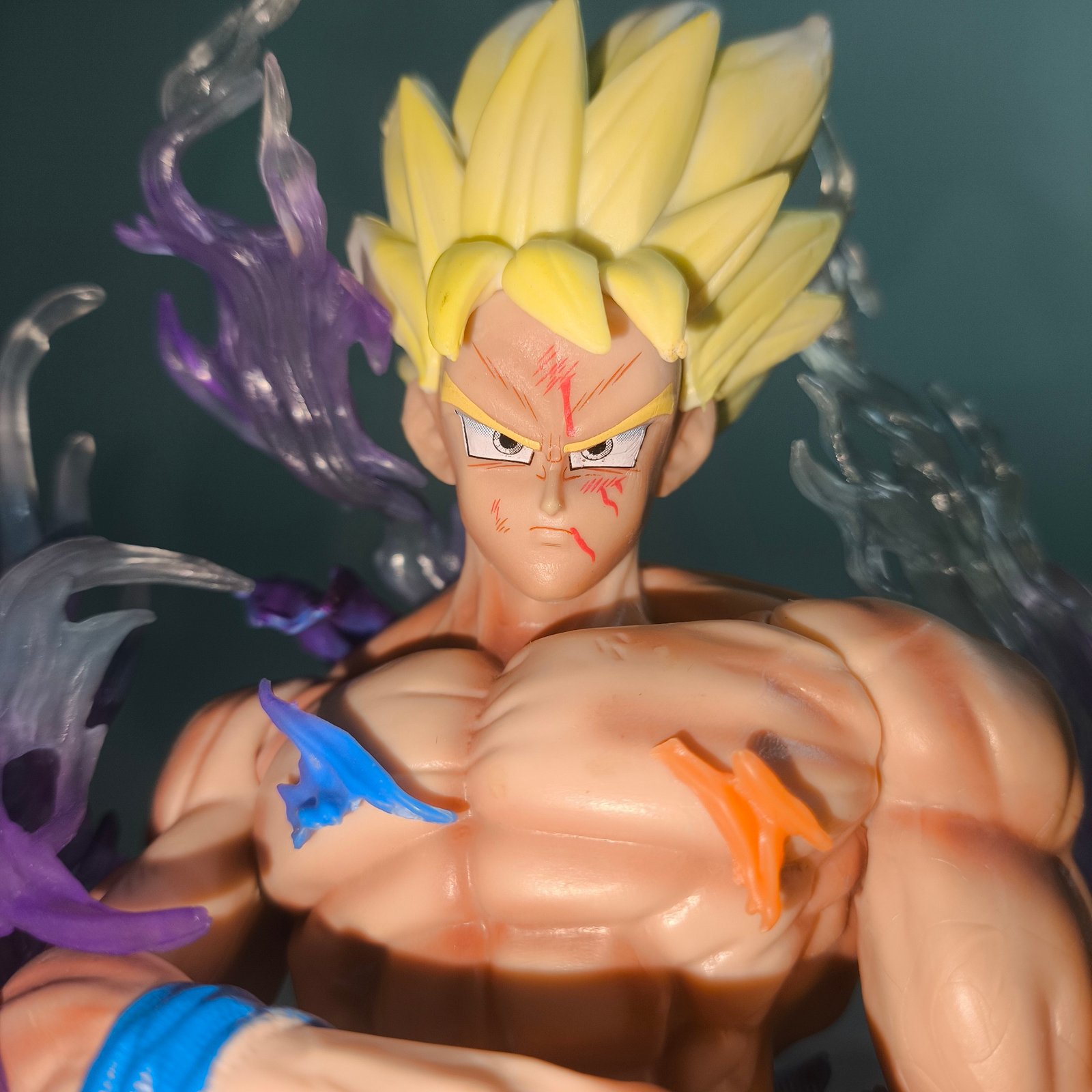 Goku Ultra Instinct Premium 30 cm Collectible – Yellow Haired Version - Image 3