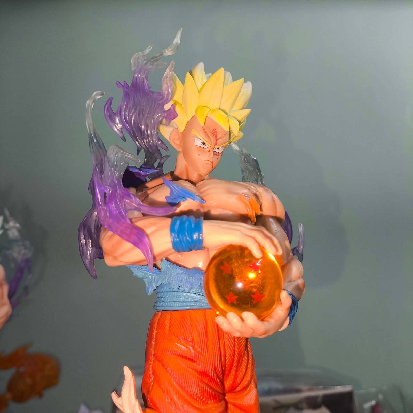 Goku Ultra Instinct Premium 30 cm Collectible – Yellow Haired Version - Image 4