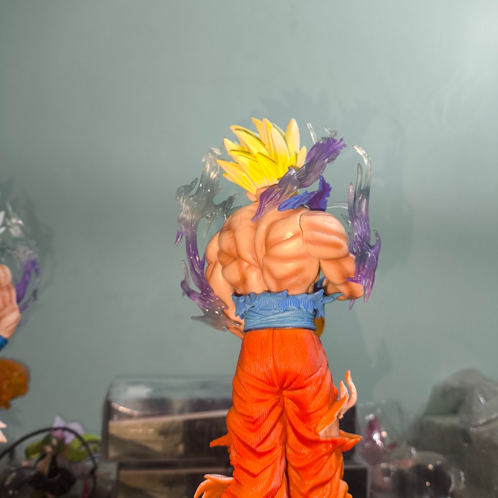 Goku Ultra Instinct Premium 30 cm Collectible – Yellow Haired Version - Image 5