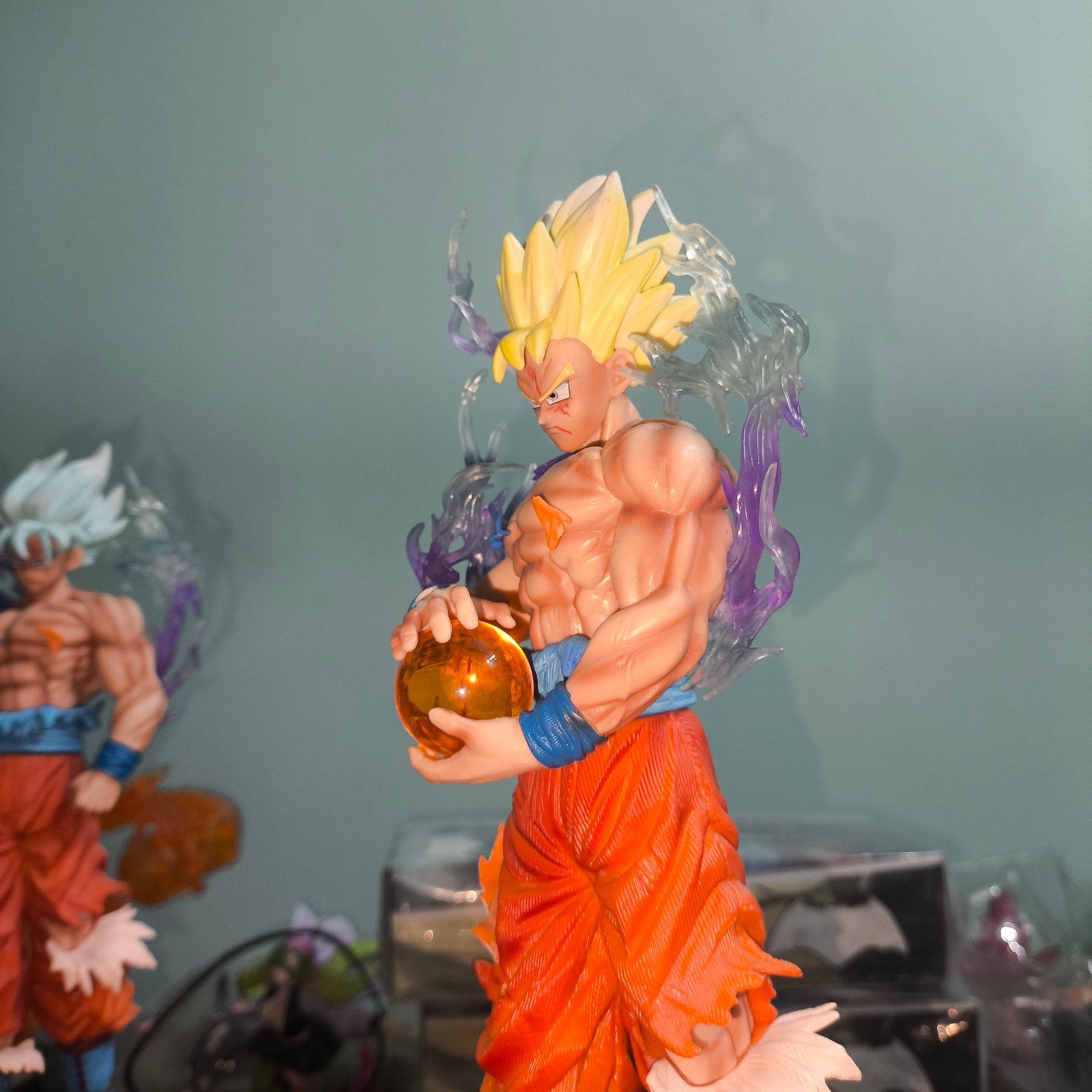 Goku Ultra Instinct Premium 30 cm Collectible – Yellow Haired Version - Image 6
