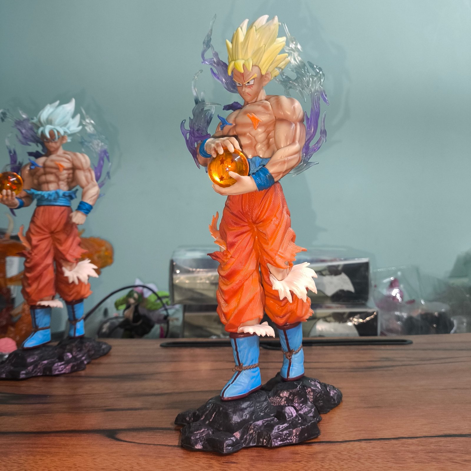Goku Ultra Instinct Premium 30 cm Collectible – Yellow Haired Version - Image 7