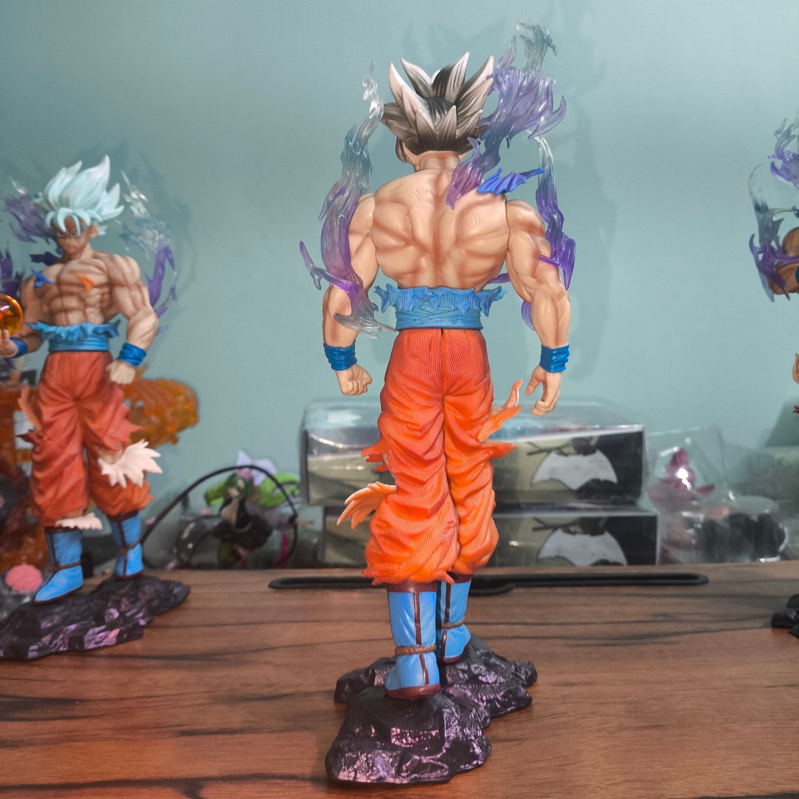 Goku Ultra Instinct 30cms Premium Collectible ( Black haired ver. ) - Image 6