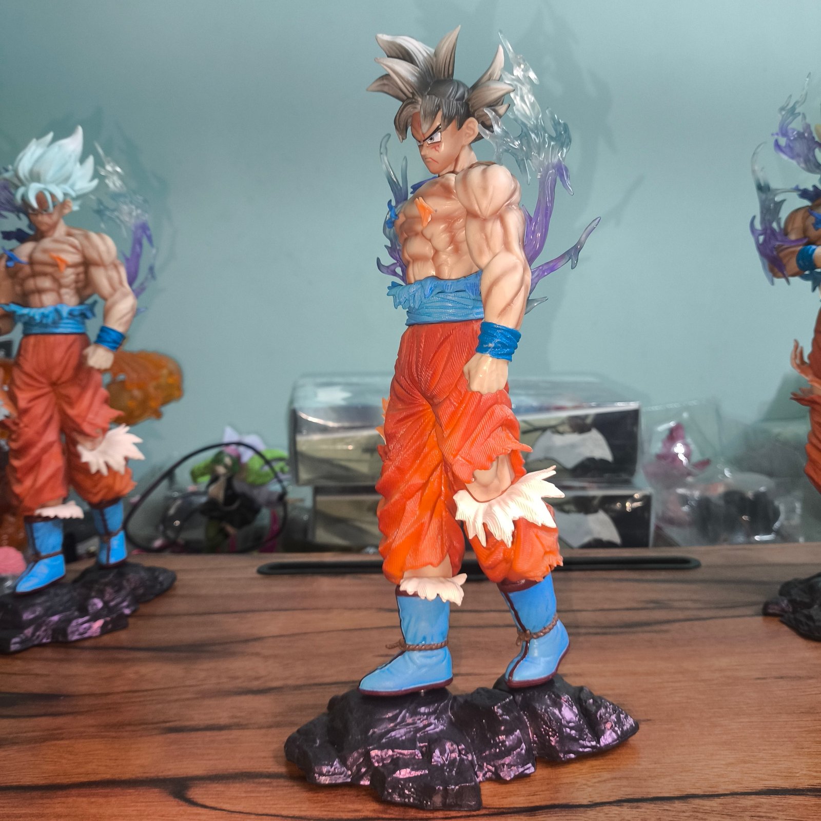 Goku Ultra Instinct 30cms Premium Collectible ( Black haired ver. ) - Image 7